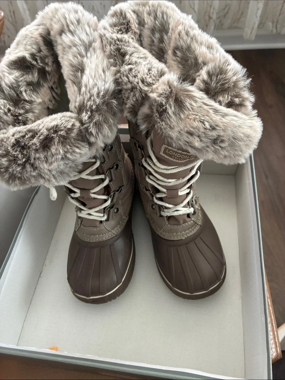 Girls London fog, snow boots insulated size 1